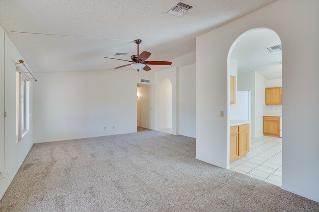 Building Photo - Beautiful, Clean 3Bdrm, 2ba home on East s...