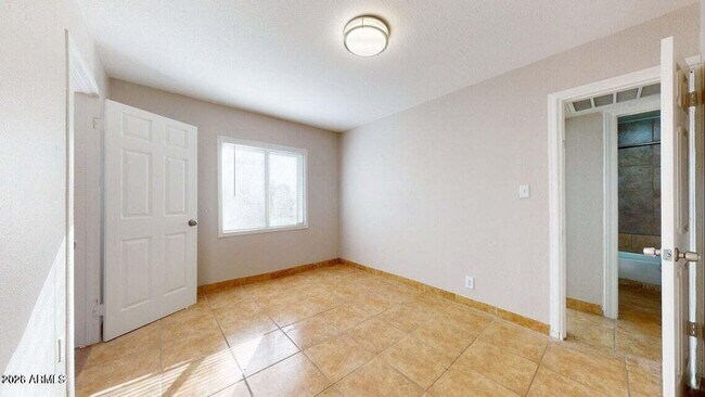 Building Photo - 2214 N 24th Pl