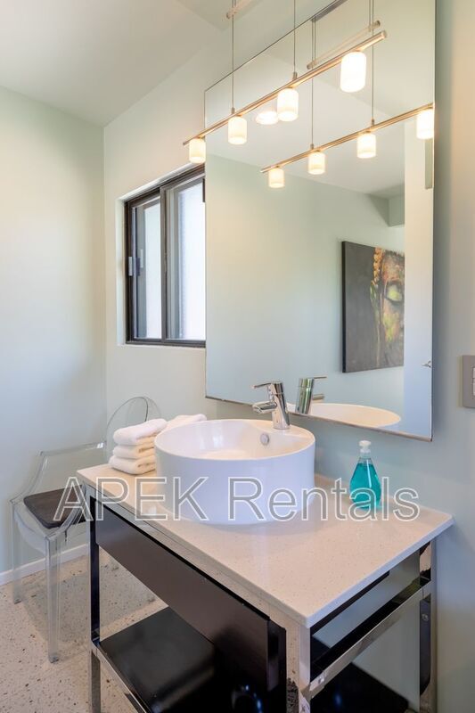 Building Photo - 2204 W Acacia Rd