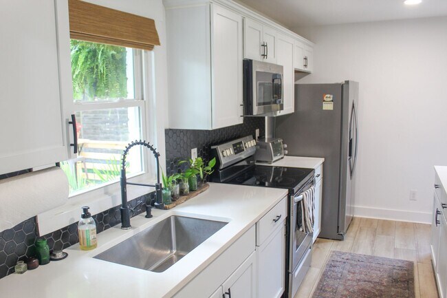Building Photo - Renovated 3-Bedroom Single-Story Home with...