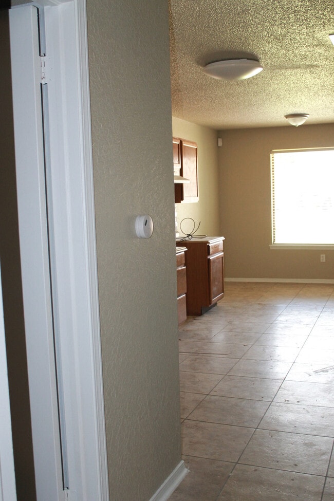 Building Photo - Just Minutes from Tinker!