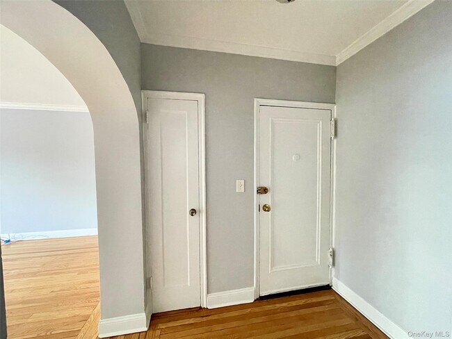 Building Photo - 321 Larchmont Acres