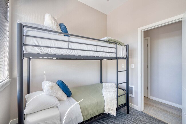 Building Photo - 1428 SE 19th Ave