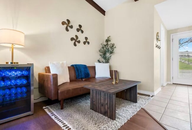 Building Photo - Remodeled and Stunning Studio | Fully Furnished | All Utilites Included | 1 Bathroom | Condo | Ki...