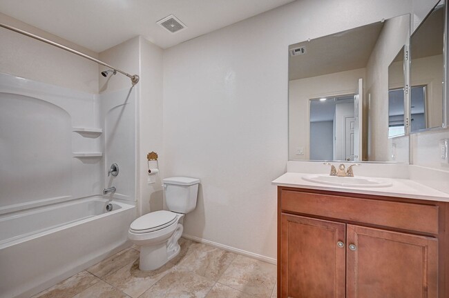 Building Photo - N Las Vegas Beautiful 3 bedroom townhome w...