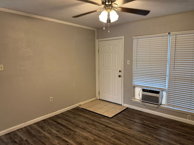 Building Photo - 245 Northview Dr