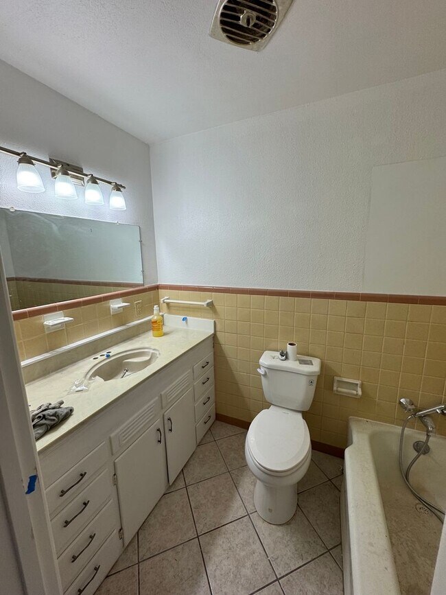 Building Photo - Beautiful Central Waco Home