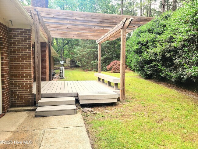Building Photo - 316 Stornoway Dr