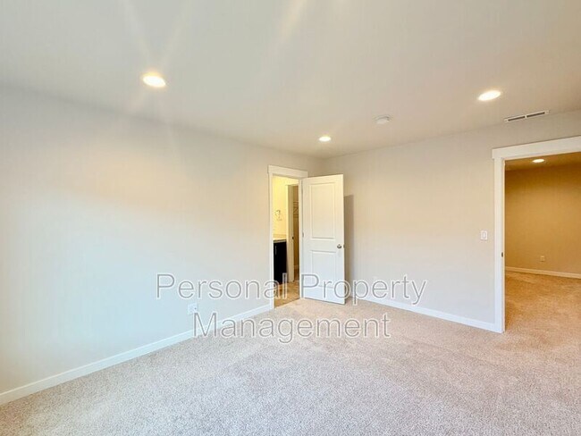 Building Photo - 18010 NE 47th Ave