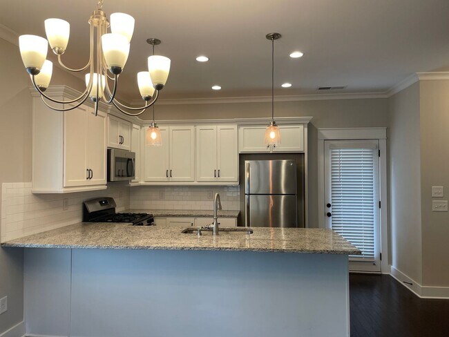 Building Photo - Spacious 3 bedroom home with garage and fenced backyard!