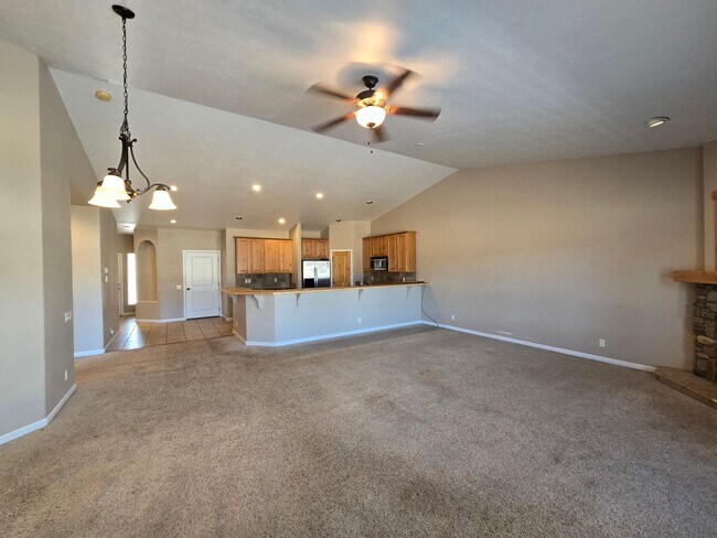 Building Photo - 215 Valley View Dr