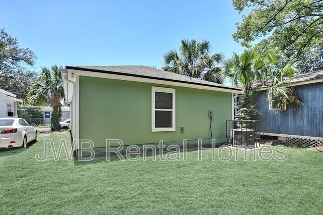 Building Photo - 1339 Hart St