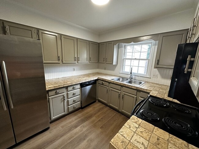 Building Photo - Available to View on 8/29! Luxurious Town ...