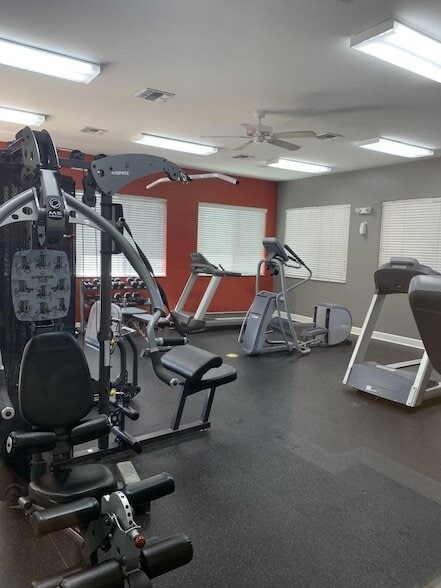 Building Photo - 241 SW Palm Dr