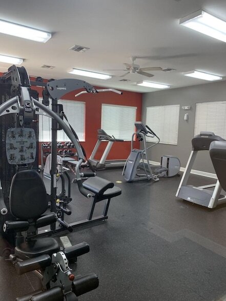 Building Photo - 241 SW Palm Dr