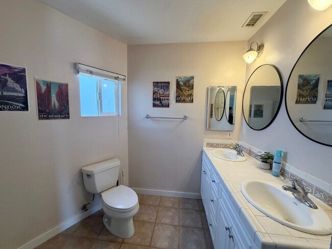 Building Photo - Spacious College Area Home with Garage and Backyard!