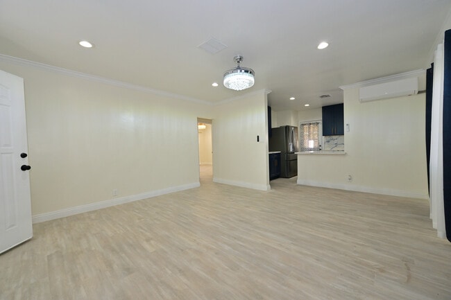 Building Photo - 326 E Olive Ave