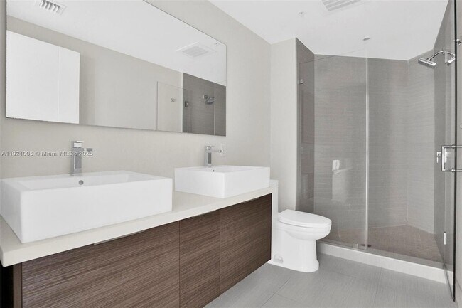 Building Photo - 1010 SW 2nd Ave