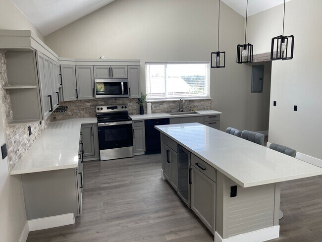 Building Photo - Magalia-2 bed 2 bath, second story duplex,...