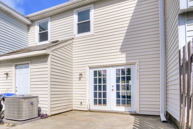 Building Photo - 2 Bed Townhouse!