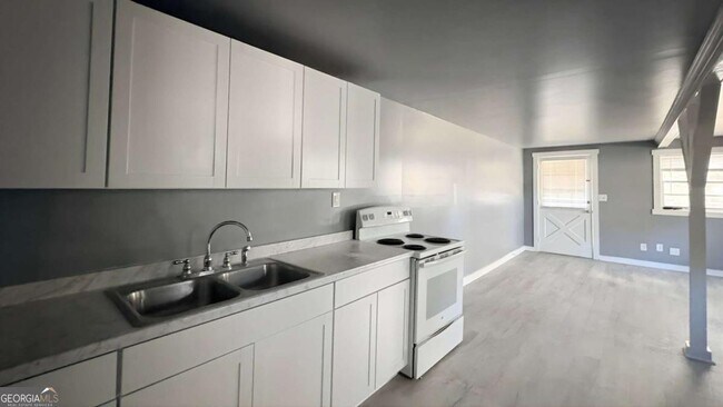 Building Photo - 505 Osborne St