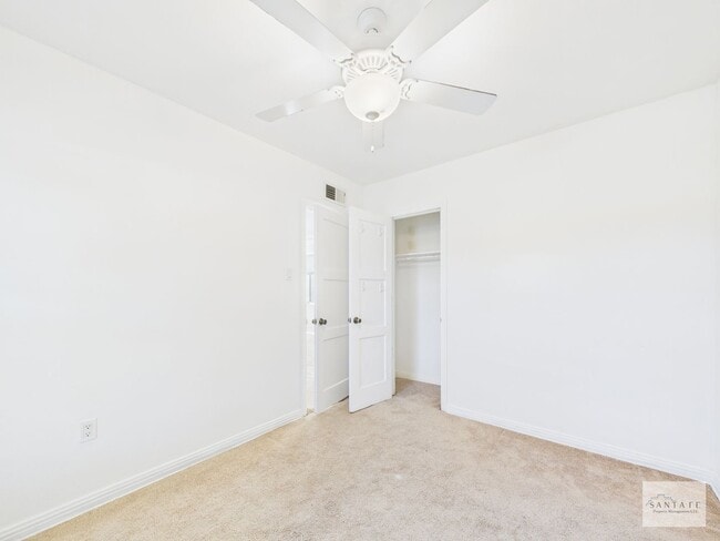 Building Photo - Cute Centrally Located Single Family Home Available Now!