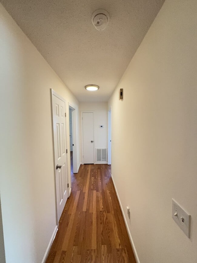 Building Photo - Renovated 2 bed 1.5 bath off Bonny Oaks