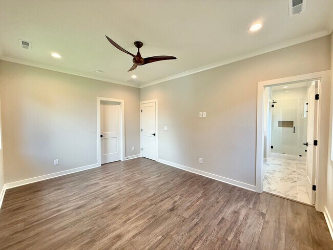 Building Photo - **OFFERING RENT PROMOTION FOR FIRST 6 MONT...