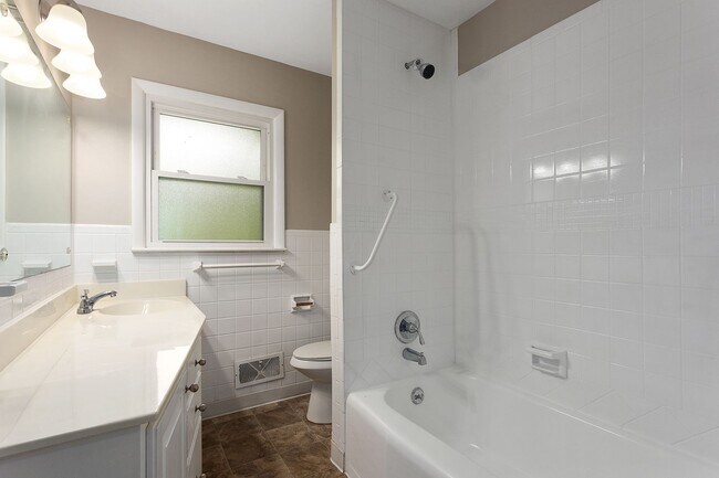 Building Photo - 1219 W 35th St