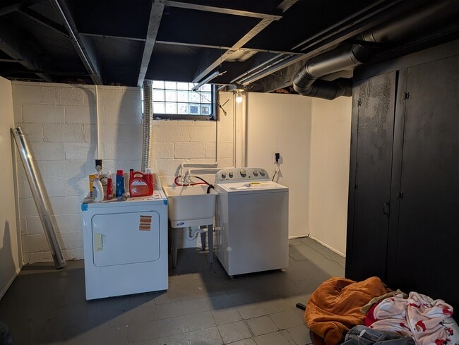 Building Photo - 2825 Dwight St