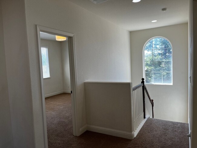 Building Photo - Executive 4 Bedroom, 2.5 Bathroom 2100 Sqf...