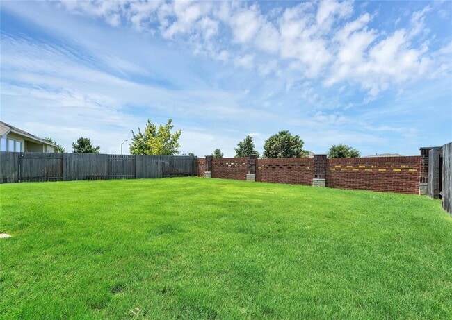 Building Photo - 1005 Fountain Grass Way