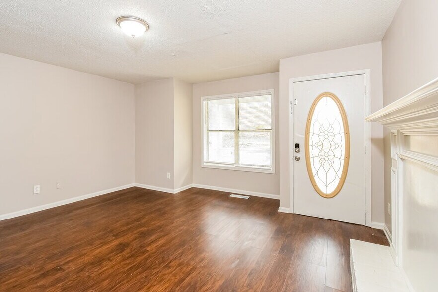 Building Photo - 221 Clydesdale Ln SE