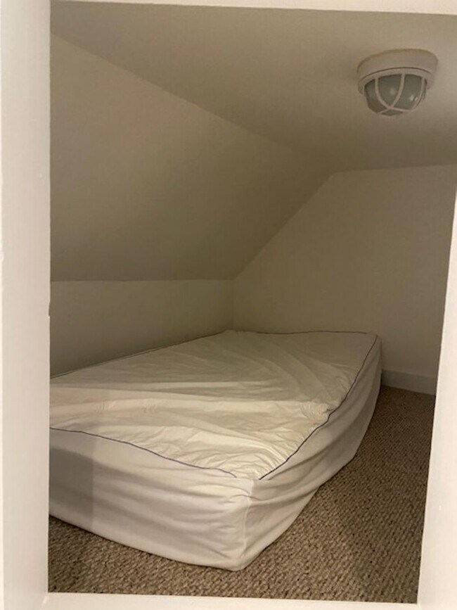 Building Photo - Riverside Drive