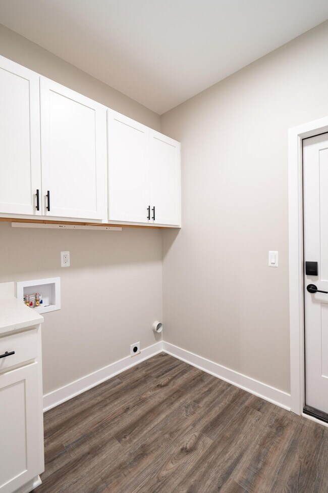 Building Photo - 8452 Oak Shade Cir