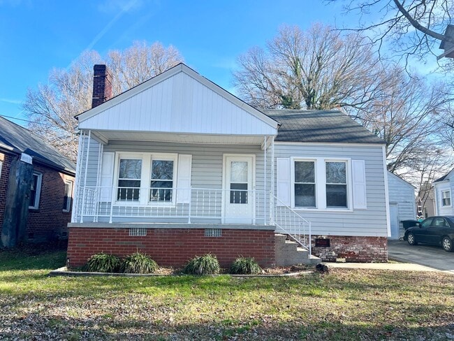 Building Photo - Two bedroom 1 bath house in Burlington