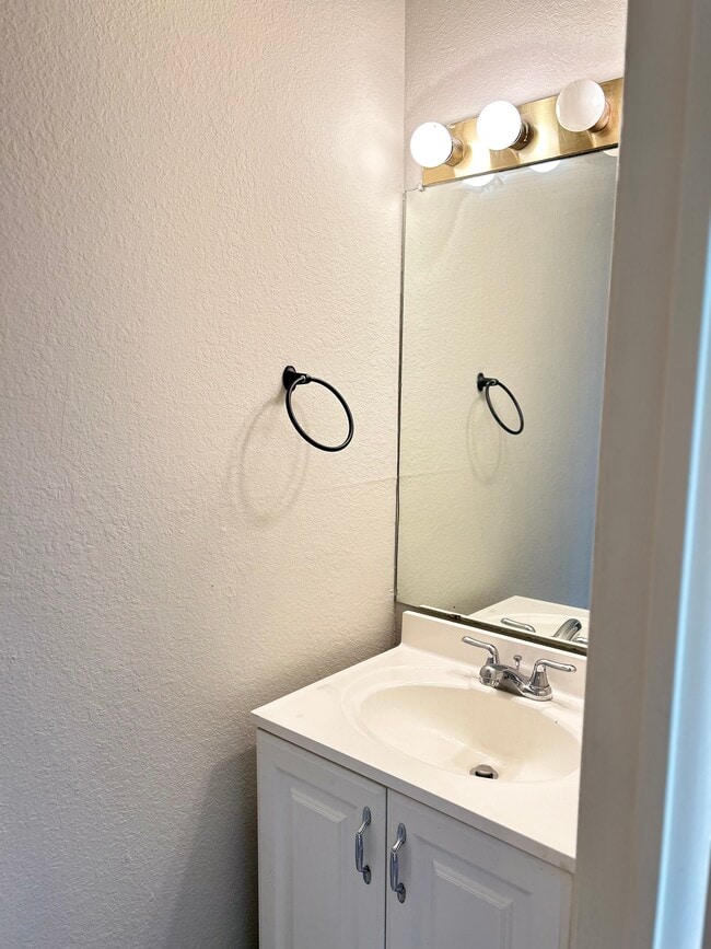 Building Photo - 644 W Collins St