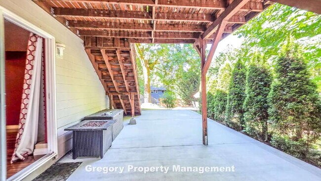 Building Photo - 17606 Brook Blvd