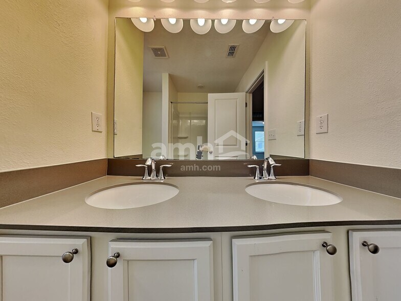 Building Photo - 20324 Calla Lily Dr