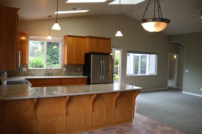 Building Photo - Gorgeous, spacious 3/2.5 with garage and office