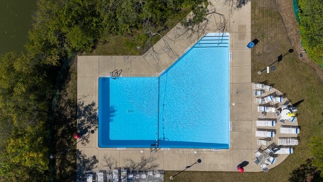 Building Photo - 6000 Oakwood Dr