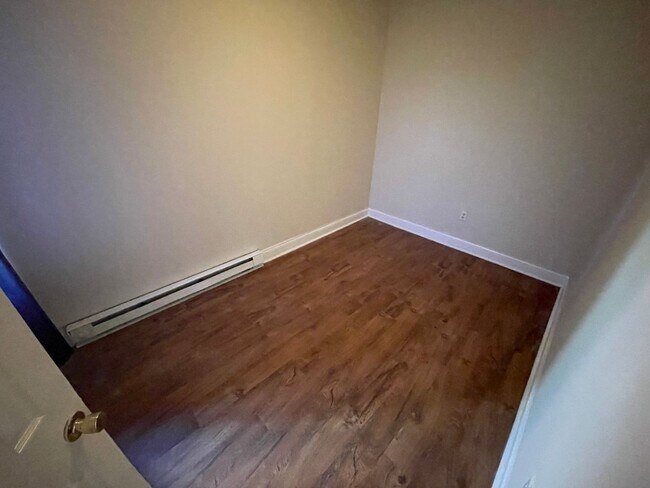 Building Photo - 2 BED 1 BATH HOME FOR RENT