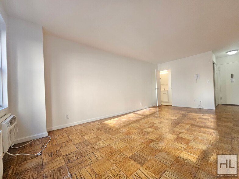 Building Photo - Spacious Studio Near the United Nations