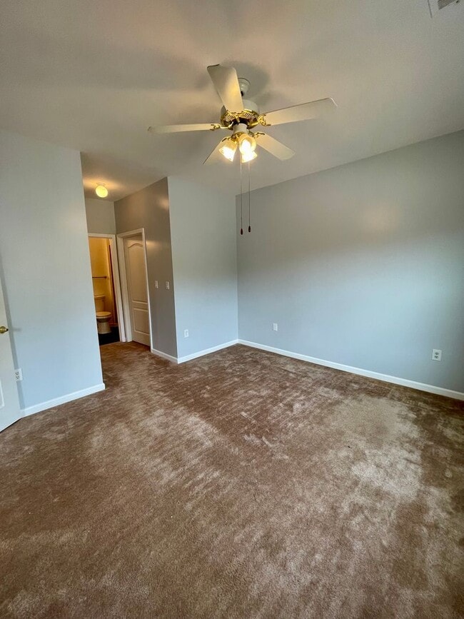 Building Photo - Newly Renovated 3 Bedroom Condo at a GREAT Price!