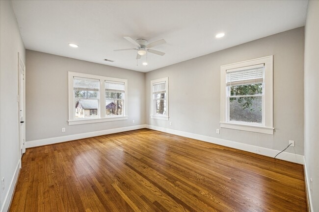 Building Photo - 2408 White Oak Dr