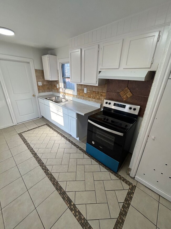 Building Photo - Upgrade your living arrangements