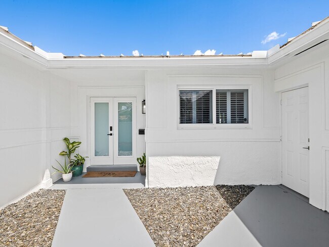 Building Photo - Coastal Elegance Awaits! Stunning 5-Bedroom Home in Prime Fort Lauderdale Location