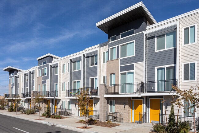Building Photo - Strata99 Townhomes