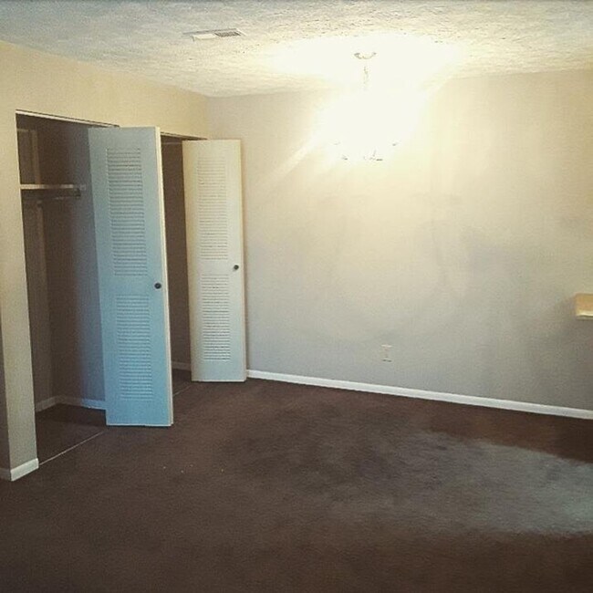 Building Photo - Huge two bedroom, two bathroom apartment!