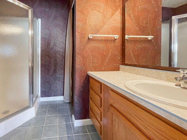 Building Photo - Near Local Shops and Restaurants